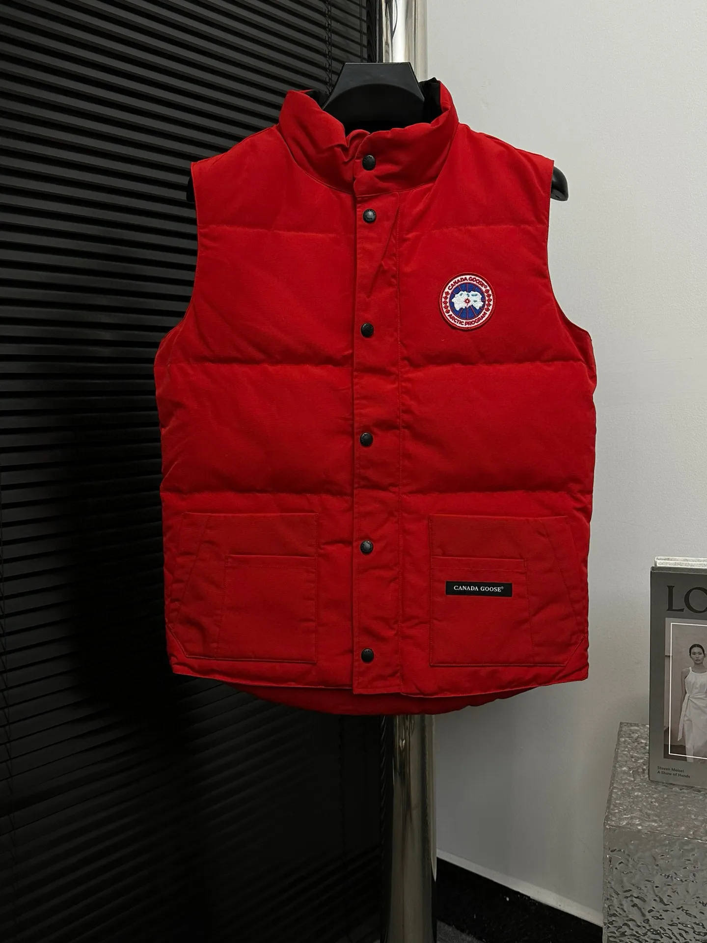 P360 [Canada Goose] Canada Goose #Freestyle Crew 4154M Men’s and Women’s Vest Down# ➖ Imported Behringer embroidery machine with customized 10,000-needle embroidery logo! ➖ Imported 21-count polyester-cotton blended original fabric, using Feather-Light 10D waterproof coating fabric, made of 84.5% polyester fiber and 15.5% cotton, 100% the best feel in the entire network! ➖ The genuine official website uses the national standard 80 white duck down, and will never be misled by false claims such as 90 down or goose down! ➖ 100% nylon nylon lining with double double-layer sealing design to prevent velvet from running away. Top-grade polar fleece is used in the collar and pockets to keep warm and comfortable! ➖ Yoshida YKK provides original custom-made electroplated sliders. YKK two-way lockable zippers are tight and smooth and will not peel off paint! ➖ 3M composite original Velcro is durable, and all accessories and hardware are disassembled and customized! ⛔No slander, no exaggeration, no need for too much copywriting, because it is focused, it is professional!  SIZE: XS S M L XL XXL